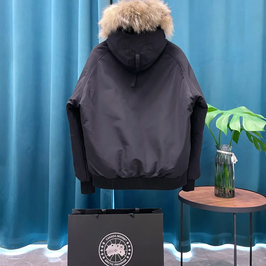 P760 Canada Goose➡️Canada🦢 Down Jacket The fabric is made of Feather-Light 10D waterproof coated fabric. It is made of 84.5 polyester fiber and 15.5 cotton. The surface is treated with a special Teflon protective coating produced by DuPont to be windproof and splash-proof, and makes the clothing anti-pollution and long-lasting. The fur collar is made of imported coyote hair. Green wolf breed is thick and luxurious. High fluffiness. The coat color is green and bright. Original Yoshida Kogyo Kabushikigaisha zipper, top-grade zinc alloy electroplated zipper with the highest specification. Using precise Japanese craftsmanship, raw materials and management methods. Each zipper can withstand 100,000+ openings and closings. Ask Anyne Shoknows holographic laser anti-counterfeiting label. Main label double-line 9-needle locking stranded embroidery. Electronic digital automatic embroidery. Maple leaves with sharp edges. One-piece seamless cuffs. The original version is consistent with the official length of 13cm. All seals are marked with dates. All inner liner are overcoated. Overcoating means sewing the entire inner liner. On the one hand, it is to prevent the velvet from running off. On the other hand, it can keep the stiffness of the clothes. Same style for men and women. Size: XS S M L XL XXL